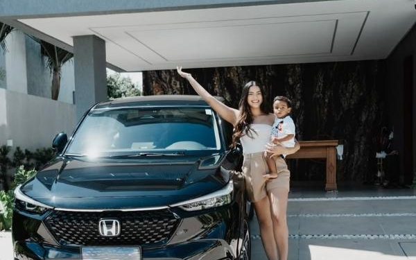 Namorada de Luva de Pedreiro ganha carro de R$ 190 mil e agradece ao influenciador