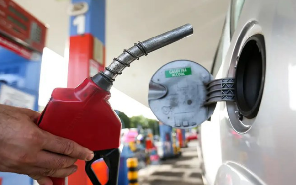 Acelen reduz gasolina e aumenta preço do diesel na Bahia