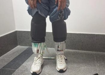 PERNAS DE MOUNJARO: mulher é flagrada com 90 canetas escondidas pelo corpo no Aeroporto de Salvador