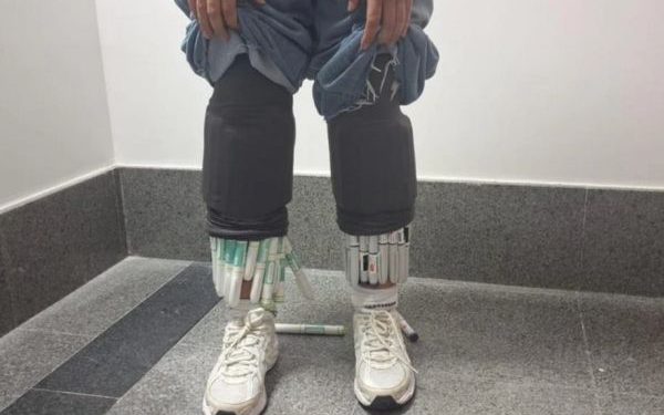 PERNAS DE MOUNJARO: mulher é flagrada com 90 canetas escondidas pelo corpo no Aeroporto de Salvador