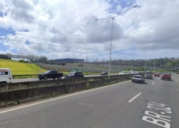 Colisão entre motos e carros deixa feridos e complica trânsito na BR-324, em Salvador