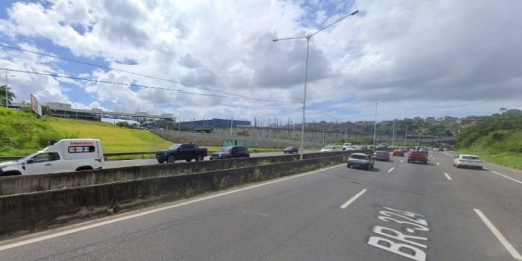 Colisão entre motos e carros deixa feridos e complica trânsito na BR-324, em Salvador