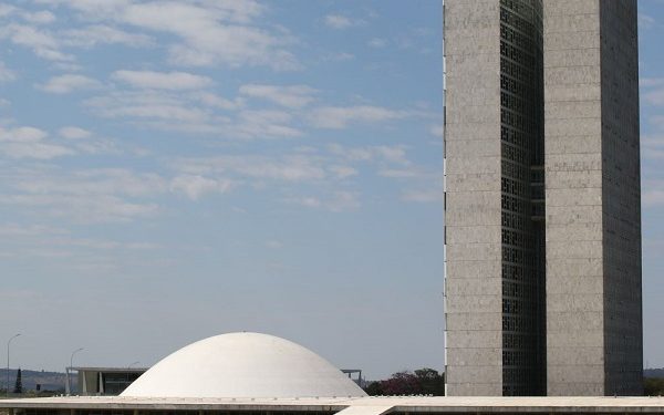 56% dos brasileiros apoiam fim da reeleição para membros do Executivo, aponta Quaest