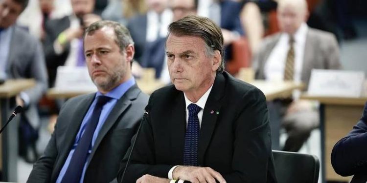 Bolsonaro revela motivo de não ter passado a faixa para Lula, em 2022