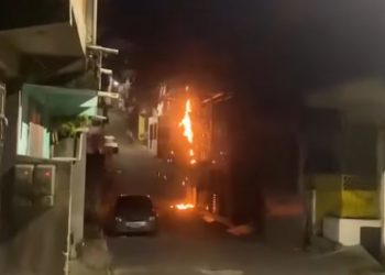 Fiação de poste pega fogo no bairro da Nova Candeias ; veja vídeo