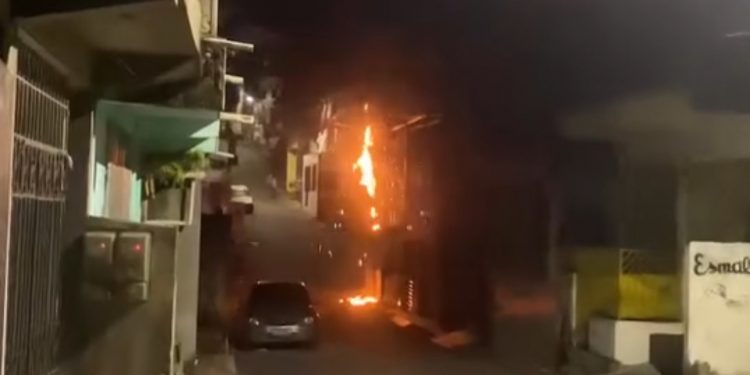 Fiação de poste pega fogo no bairro da Nova Candeias ; veja vídeo