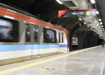 Falha em trem obriga passageiros a andar pelos trilhos na Linha 1 do metrô de Salvador