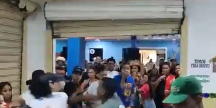 CACHAÇA E CONFUSÃO: briga generalizada é registrada em mercado cultural de São Francisco do Conde