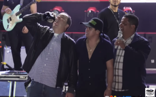 Elmar Nascimento e prefeito viram litro de whisky em show de Natanzinho Lima