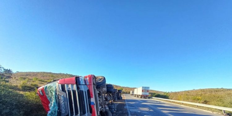 Carreta tomba no interior da Bahia e deixa uma mulher e um bebê de 10 meses mortos