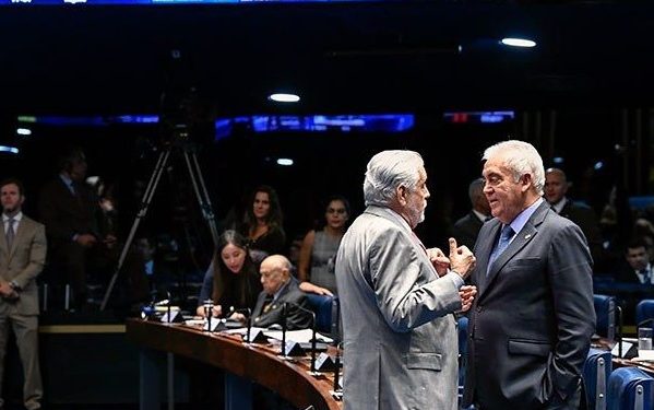 Senadores baianos votam para aumentar a quantidade de deputados na Câmara