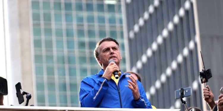 Bolsonaro diz que ‘jamais passaria a faixa para um ladrão’ em ato na Paulista