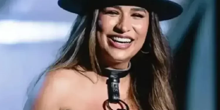 Simone Mendes recebe carneiro de presente durante show em Serrinha