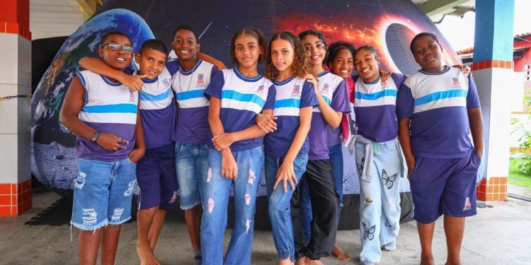 Candeias: Alunos da rede municipal de ensino têm experiência planetária em atividade extracurricular