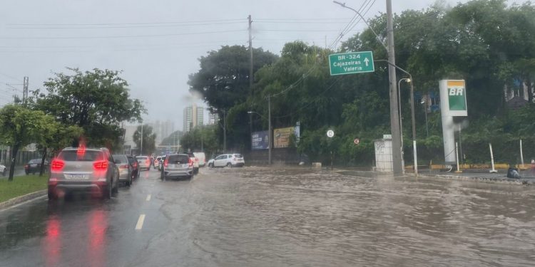 Chuva forte mantém mais de 70 cidades baianas em alerta