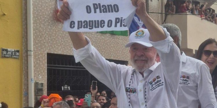 No Dois de Julho, Lula ergue cartaz com crítica à gestão de Bruno Reis em Salvador: “Prefeito, pague o piso”