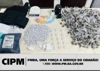 “QUEBROU A BIQUEIRA: ‘Papa-Capim’, gerente do tráfico, é preso com grande quantidade de drogas em Candeias”