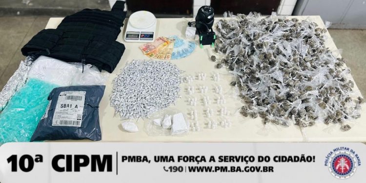 “QUEBROU A BIQUEIRA: ‘Papa-Capim’, gerente do tráfico, é preso com grande quantidade de drogas em Candeias”