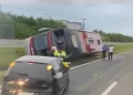 Ônibus interestadual tomba na Estrada do Coco, próximo a Jacuipe