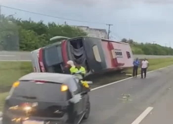 Ônibus interestadual tomba na Estrada do Coco, próximo a Jacuipe