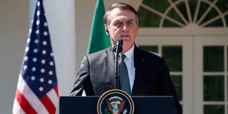 Bolsonaro estuda negociar com Trump para reverter tarifa de 50% imposta ao Brasil