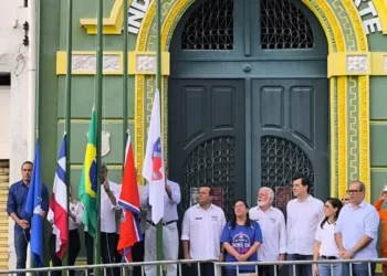 Com autoridades presentes, hasteamento das bandeiras marca início do cortejo do Dois de Julho em Salvador