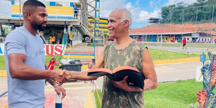 ISIDORIO AGRADECE VISITA DE EX-BBB DAVI BRITO A DR JESUS: “UM CAMPEÃO DE VERDADE! ESSE CALABRESO AINDA VAI FAZER MUITO PELOS MAIS NECESSITADOS”