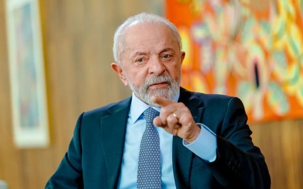 Lula convoca ministros para reunião de emergência após Trump oficializar tarifa de 50% ao Brasil