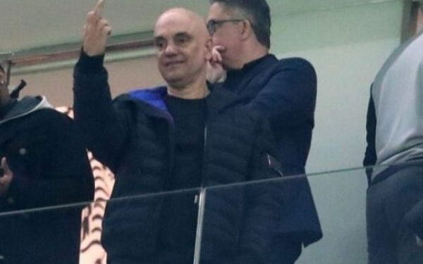 Após sanção de Trump, Moraes vai a jogo do Corinthians e faz gesto obsceno
