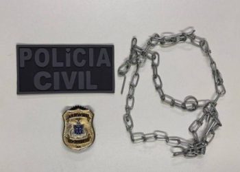 Mulher acorrentada é resgatada e presa por homicídio