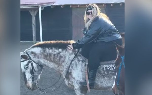Thais Carla realiza sonho ao andar a cavalo após perder 50 kg; confira