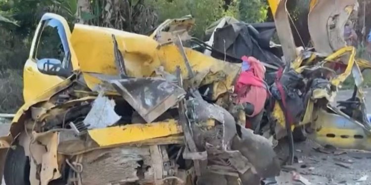 Quatro pessoas morrem em grave acidente entre carro e micro-ônibus na BR-101