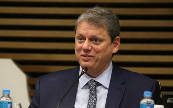 Tarcísio confirma que deve disputar presidência e negocia vice com Centrão