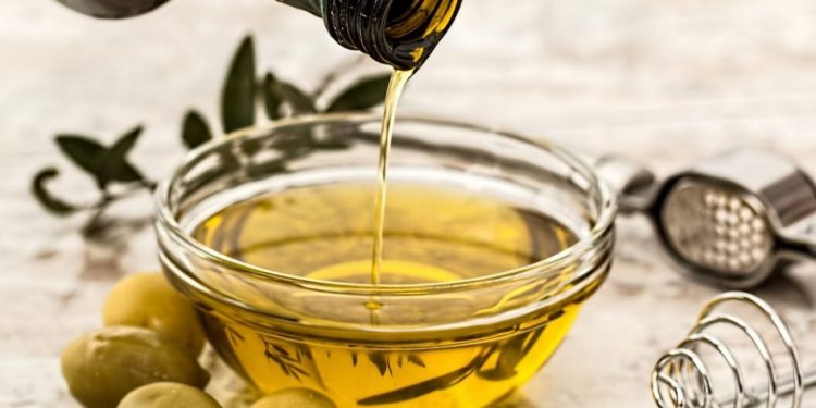 Anvisa proíbe venda de azeite, molho de alho, champignon e polpa de fruta após irregularidades