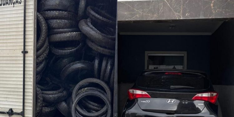 Carga de 431 pneus e veículo roubado são recuperados em Feira de Santana