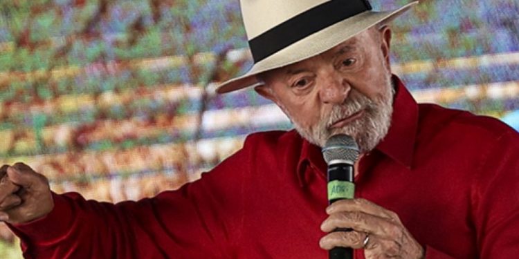 Lula é desaprovado por 51,8% dos eleitores, aponta pesquisa Atlas/Bloomberg