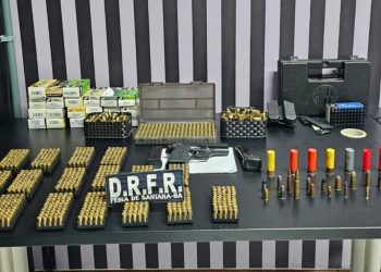 ATRÁS DAS GRADES: suspeito de tráfico de armas é preso com pistola e mais de mil munições em Feira de Santana