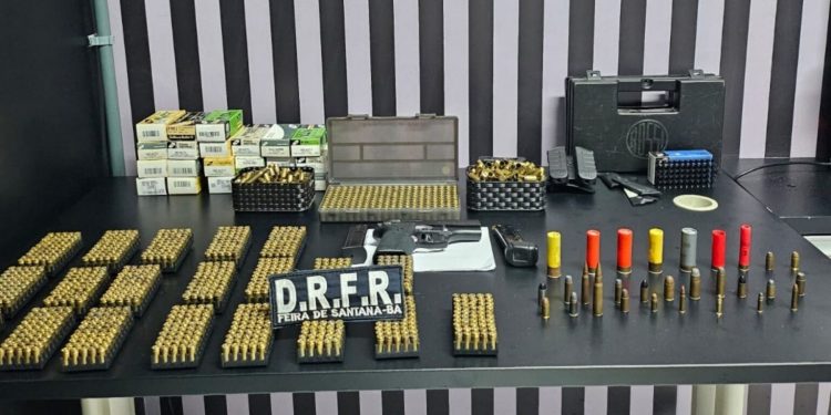 ATRÁS DAS GRADES: suspeito de tráfico de armas é preso com pistola e mais de mil munições em Feira de Santana