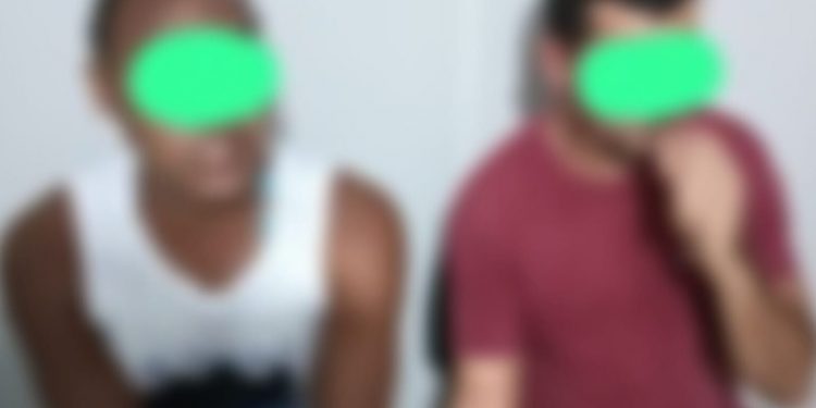 BANHEIRO OU MOTEL? Dois homens são flagrados fazendo “nheco nheco” em Centro Comercial em Camaçari