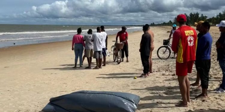 TRAGÉDIA NO MAR: Pai e filho morrem afogados durante mergulho em praia no extremo sul da Bahia