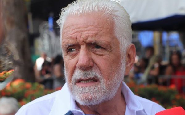 Wagner chama articulação de Eduardo Bolsonaro com Trump de traição ao Brasil