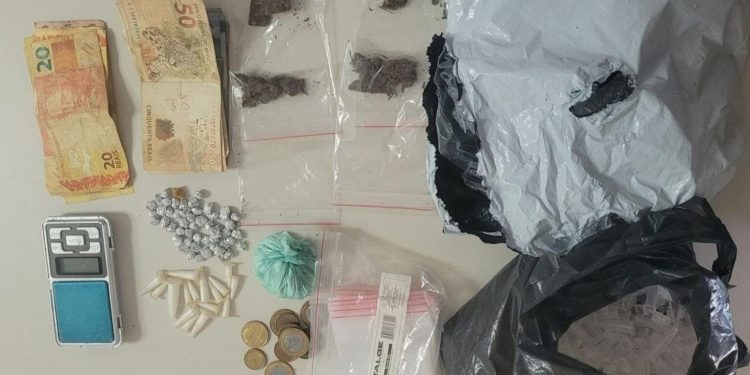 Duas mulheres são presas em flagrante por tráfico de drogas em Camaçari