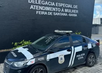 Homem invade casa da ex, destrói imóvel com marreta e põe fogo com ela e o filho dentro em Feira de Santana