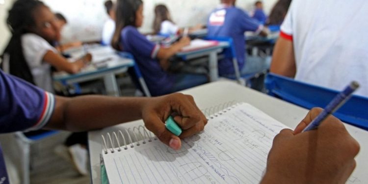 Oito em cada dez municípios baianos têm alfabetização abaixo da média nacional