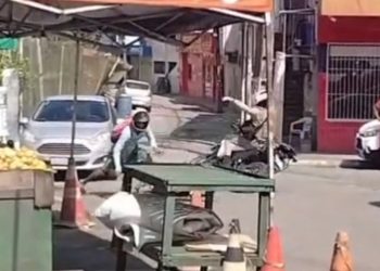 homem na moto tenta fugir das equipes da PM em Simões Filho; veja o que aconteceu