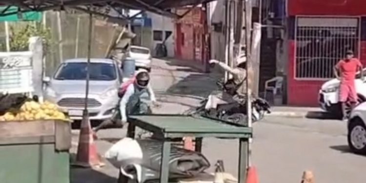 homem na moto tenta fugir das equipes da PM em Simões Filho; veja o que aconteceu