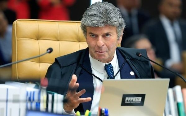 Fux vai na contramão do STF, vota contra medidas restritivas a Bolsonaro e questiona provas