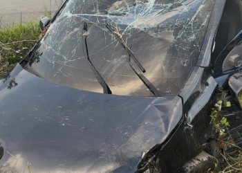 Criminosos capotam carro roubado durante fuga e fogem por matagal em Candeias