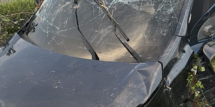 Criminosos capotam carro roubado durante fuga e fogem por matagal em Candeias