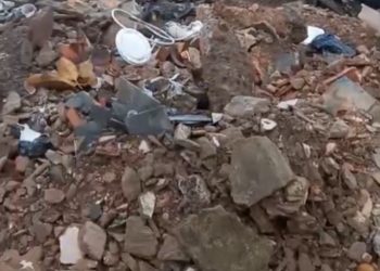 Candeias: Morador joga entulhos de obra residencial na Praça Milton Bulcão e causa revolta no Malembá